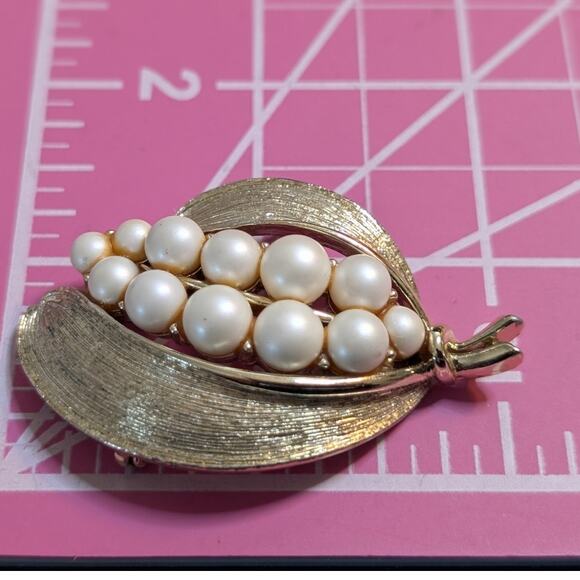 Vintage Lisner Brushed Gold Tone Faux Pearl Floral Spray Brooch - Picture 4 of 4